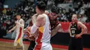 Pemain Timnas Basket Indonesia, Derrick Michael Xzavierro (kanan) berusaha merebut bola dengan paksa dari pemain Timnas Basket China, Zhai Xiaochuan saat laga playoff perempat final FIBA Asia Cup 2022 di Istora Senayan, Jakarta, Senin (18/07/2022). (Bola.com/Bagaskara Lazuardi)