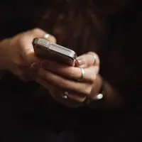 Semodus-modusnya mantan pacar adalah yang suka tiba-tiba ngechat tengah malam. (Foto: unsplash.com)