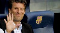 Michael Laudrup, semasa melatih Mallorca, melambaikan tangan jelang duel kontra Barcelona di Camp Nou (3/10/2010). (AFP/Josep Lago)