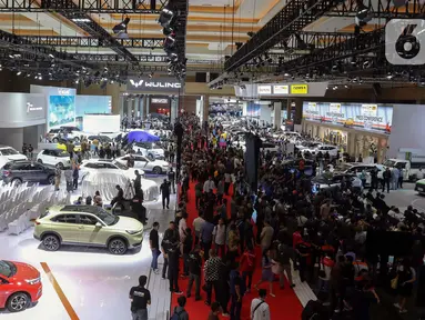 Pengunjung melihat mobil yang dipamerkan dalam Indonesian International Motor Show (IIMS) 2024 di JIExpo Kemayoran, Jakarta, Kamis (15/2/2024). (Liputan6.com/Herman Zakharia)