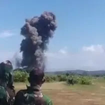 Ledakan dari pemusnahan amunisi tidak layak pakai di wilayah Kecamatan Cibalong, Kabupaten Garut, Jawa Barat, menyebabkan belasan orang meninggal dunia. (Liputan6.com/ Dok TNI AD)