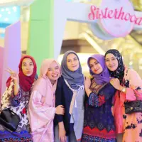 Nuansa hijab tabrak warna. (via: instagram)