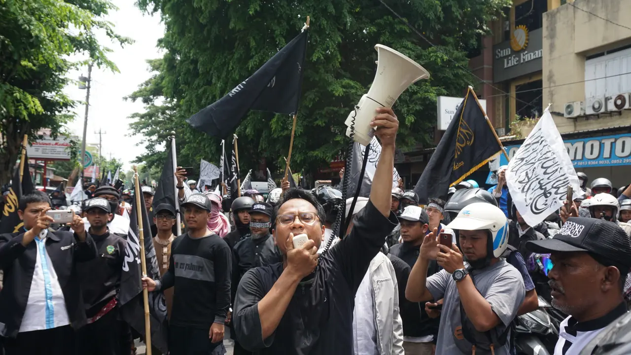 Aksi Demo Pembakaran Bendera Tauhid