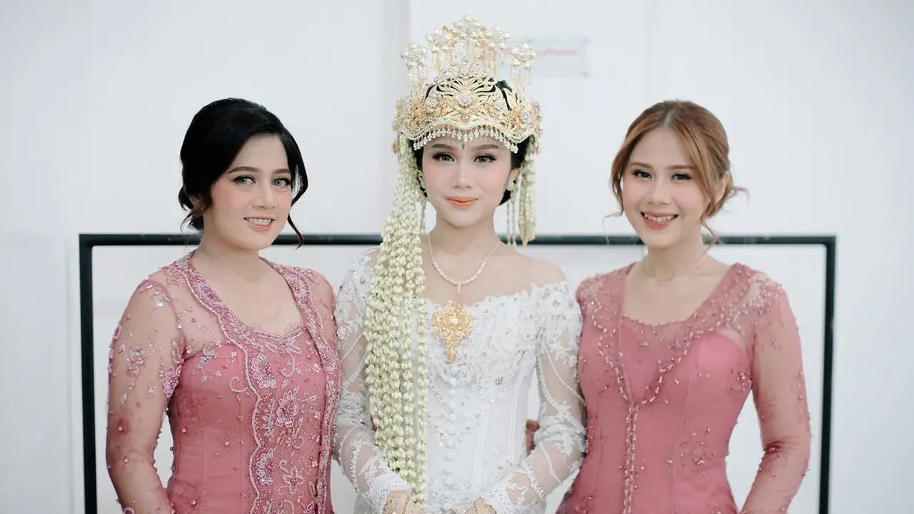 Potret Tampilan Anggun Nadin Amizah dengan Kebaya Pink di Pernikahan Sang Adik