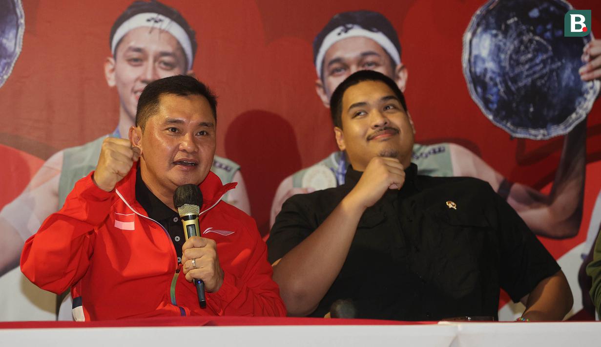 <p>Sekjen PP PBSI sekaligus Ketua Tim Pokja PBSI untuk Olimpiade Paris 2024, Muhammad Fadil Imran (kiri) bersama Menpora RI, Dito Ariotedjo saat menghadiri acara penyambutan para juara All England 2024 di Terminal 3 Bandara Soekarno Hatta, Tangerang, Banten, Senin (18/3/2024) malam WIB. (Bola.com/M Iqbal Ichsan)</p>