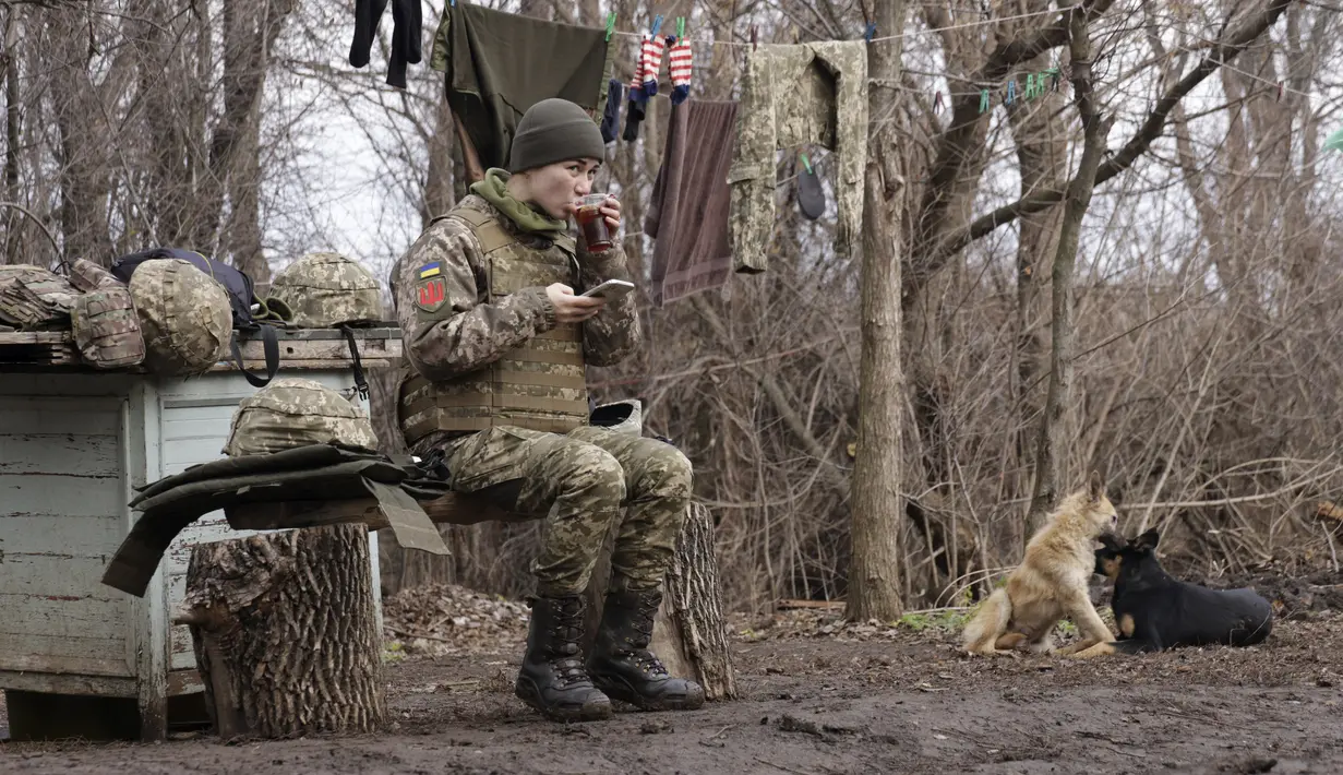 Tentara wanita Ukraina beristirahat di dekat posisi pertempuran di garis pemisahan dari pemberontak pro-Rusia di dekat Debaltsevo, wilayah Donetsk, Ukraina (3/12/2021). Menteri pertahanan Ukraina memperingatkan bahwa Rusia dapat menyerang negaranya bulan depan.(AP Photo/Andriy Dubchak)