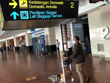 Penumpang beraktivitas di area Bandara Soekarno-Hatta, Tangerang, Jumat (24/7/2020). Senior Manager Branch Communication and Legal Bandara Soetta Febri Toga Simatupang mengatakan di bulan Juli, jumlah pergerakan penumpang rata-rata per hari mencapai 30.000 orang. (Liputan6.com/Immanuel Antonius)