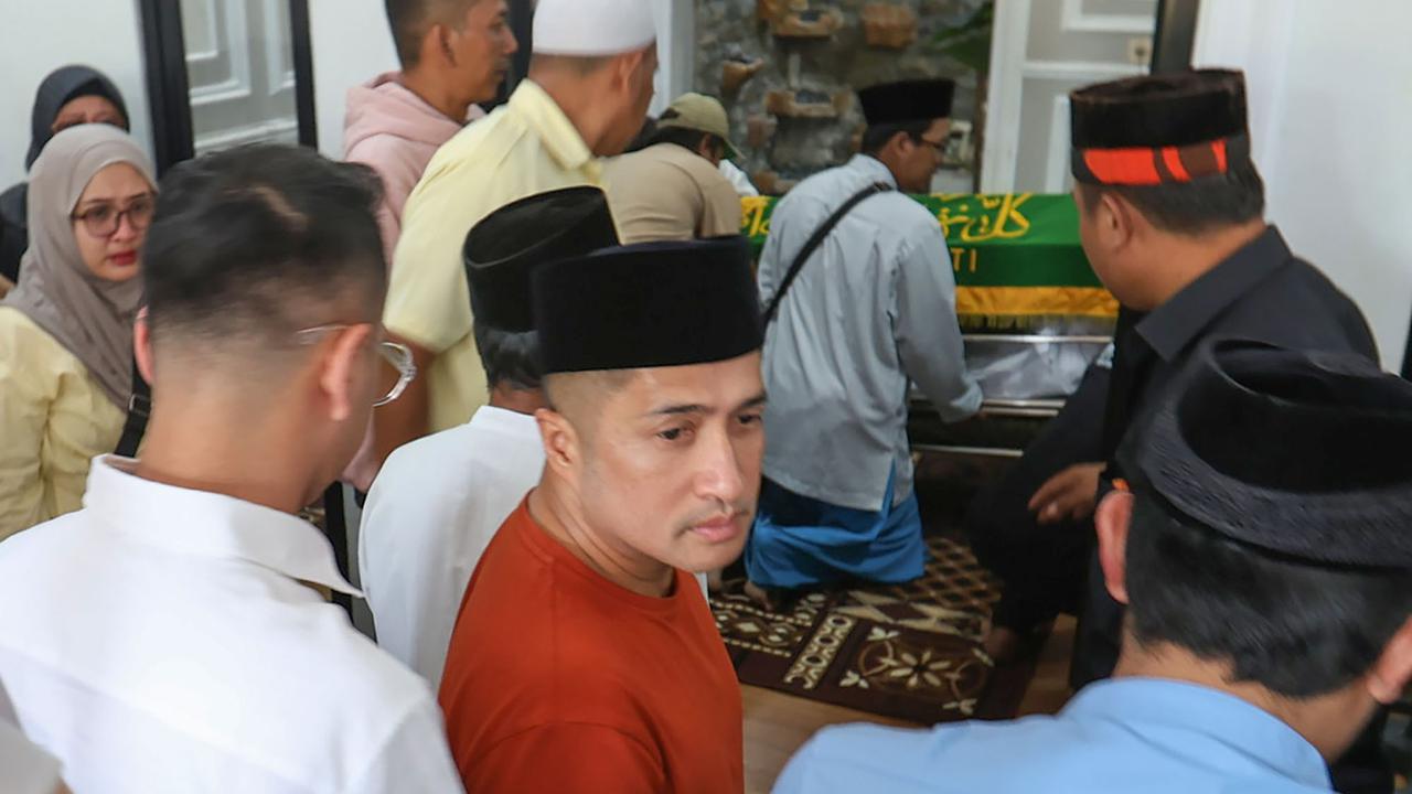 FOTO: Air Mata Iringi Kepergian Mpok Alpa, Komedian yang Tetap Ceria Meski Sakit