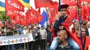 Seorang anak ikut berpartisipasi selama unjuk rasa peringatan May Day di Kiev, Ukraina, Senin (1/5). Pekerja di berbagai belahan dunia mengadakan aksi Hari Buruh Internasional dengan memadati jalan-jalan besar menyuarakan aspirasi. (Sergei SUPINSKY/AFP)