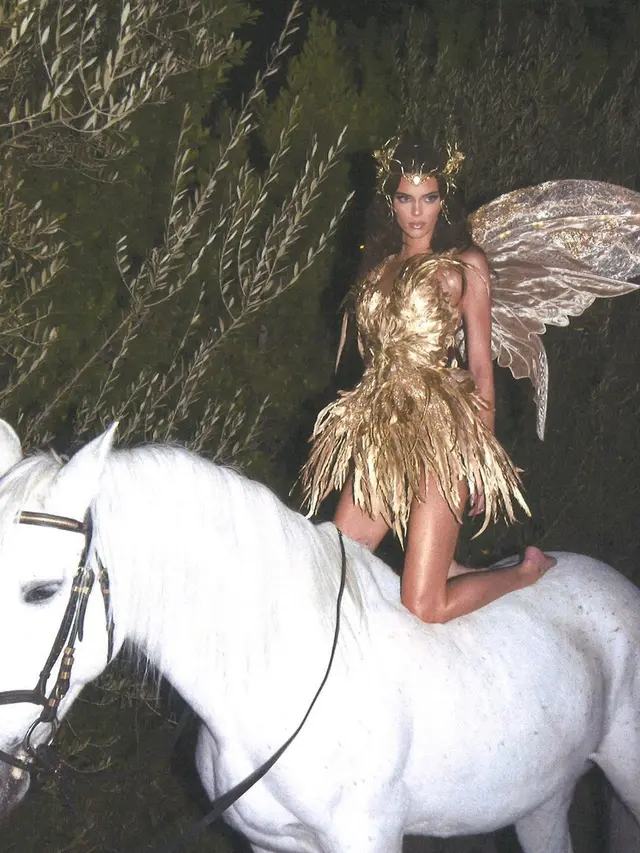 Kendall Jenner pakai headpiece Rinaldy Yunardi