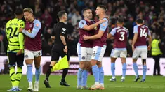 Para pemain Aston Villa merayakan kemenangannya atas Arsenal pada pertandingan sepak bola Liga Inggris di Villa Park, Birmingham, Inggris, Sabtu (9/12/2023). (AP Photo/Rui Vieira)