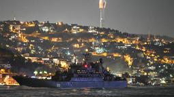 Salah satu dari tiga kapal angkatan laut Rusia, kapal pendarat besar kelas Ropucha "Georgy Pobedonosets" berlayar melalui Selat Bosphorus dalam perjalanan ke Laut Hitam melewati kota Istanbul (9/2/2022). (AFP/Ozan Kose)