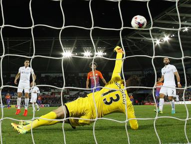 Kiper Swansea City, Kristoffer Nordfeldt mencoba menghalau bola sepakan pemain Machester City pada laga Piala Liga Inggris di Liberty Stadium, Kamis (22/9/2016) dini hari WIB.  (Action Images via Reuters/Andrew Boyers)