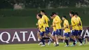 Para pemain jepang melakukan pemanasan selama latihan tim di tempat latihan Al Sadd SC di Doha pada 22 November 2022. Jepang akan bertanding melawan Jerman pada Grup E Piala Dunia 2022 Qatar yang berlangsung pada Rabu (23/11/2022) pukul 23.00 WIB di Khalifa International Stadium, Doha, Qatar. (AP Photo/Eugene Hoshiko)