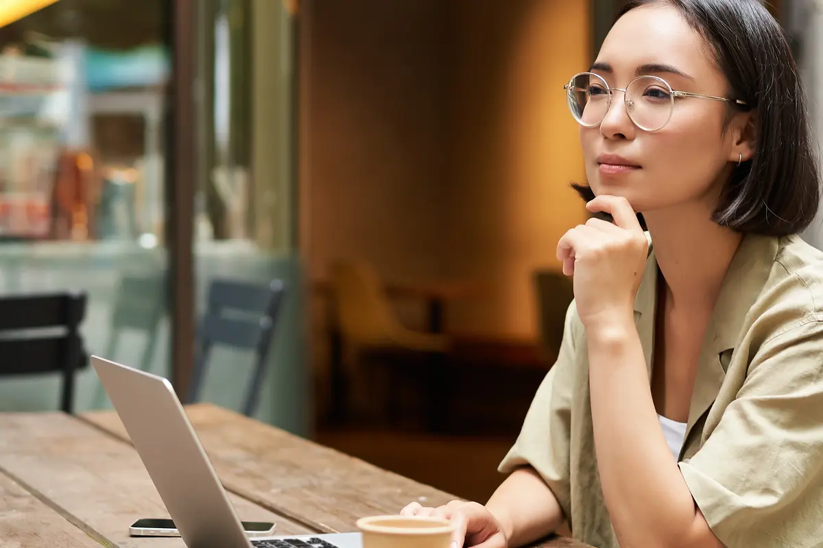 wanita mei berusaha kuat dan tegar