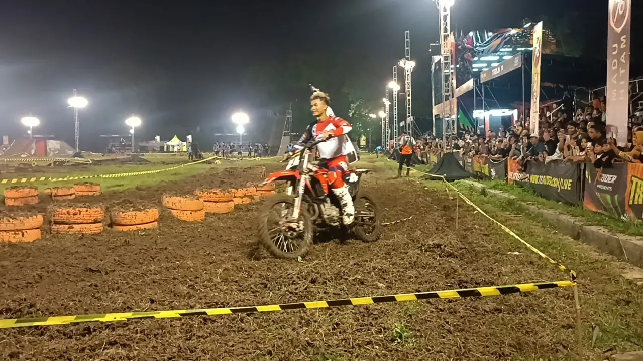 Pembalap Muda Jawa Timur M. Zidane usai raih kemenangan Putaran Perdana Trial Game Dirt 2025 Semarang. (Foto: Liputan6.com/ Felek Wahyu)