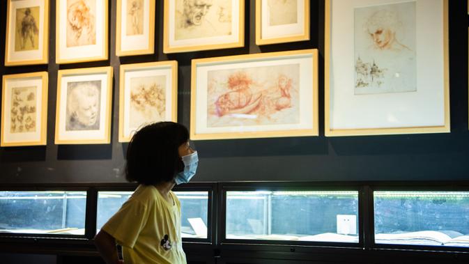 Seorang pengunjung melihat replika karya seni Leonardo da Vinci dalam sebuah pameran seni bertajuk Tribute to da Vinci yang digelar di gedung Changsha IFS, Changsha, Provinsi Hunan, China, Senin (4/5/2020). (Xinhua/Chen Sihan)