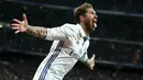 Bek Real Madrid, Sergio Ramos, merayakan gol yang dicetaknya ke gawang Real Betis pada laga Liga Spanyol di Stadion Santiago Bernabeu, Spanyol, Minggu (12/3/2017). Real Madrid menang 2-1 atas Real Betis. (AP/Francisco Seco)