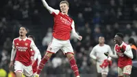 Pemain Arsenal William Saliba, kiri, Pemain Arsenal Martin Odegaard, tengah, Pemain Arsenal Eddie Nketiah, kanan, merayakan kemenangan mereka pada pertandingan sepak bola Liga Inggris antara Tottenham Hotspur dan Arsenal di Stadion Tottenham Hotspur di London, Inggris, Minggu, 15 Januari 2023 (Foto AP/Frank Augstein)