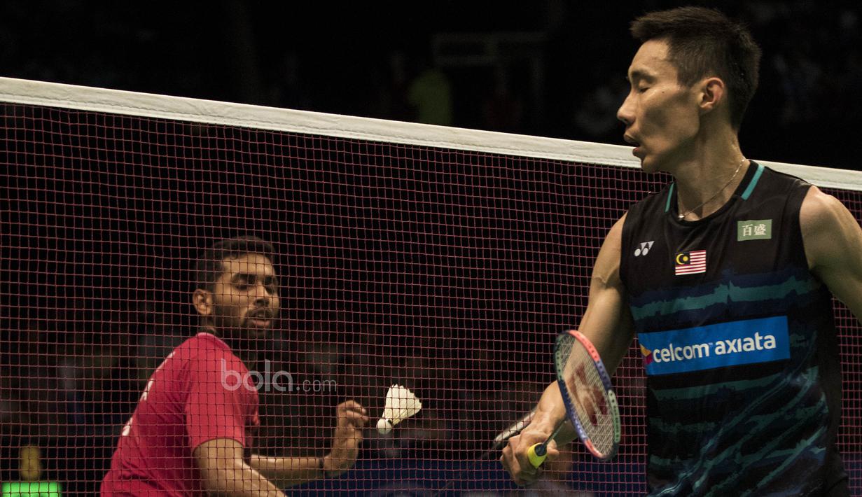 Tunggal putra Malaysia, Lee Chong Wei, mengembalikan kok saat melawan tunggal India, Prannoy H S, pada laga BCA Indonesia Open di JCC, Jakarta, Kamis (15/6/2017). Chong Wei kalah 10-21 dan 18-21. (Bola.com/Vitalis Yogi Trisna)