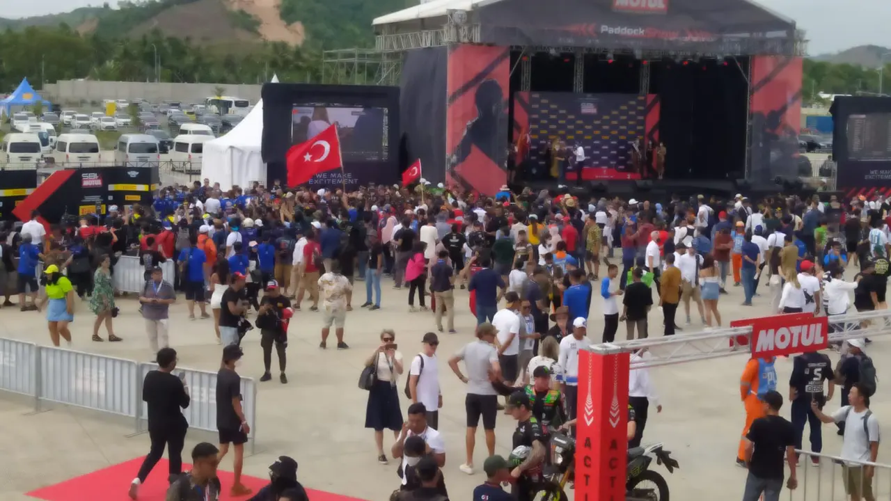Suasana penyerahan torfi kepada peraih podium pada race 1 ajang WSBK Mandalika 2022, Sabtu (12/11/2022).