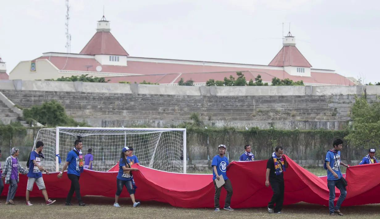 Bendera merah putih raksasa yang bertajuk One Soul One Nation tersebut merupakan proyek gagasan Aremania dan dibuat oleh seluruh suporter di Indonesia. (Bola.com/Vitalis Yogi Trisna)