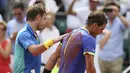 Stan Wawrinka memberikan ucapan selamat kepada Rafael Nadal (kanan) usai laga Final Tunggal Putra, Prancis Terbuka 2017 di Roland Garros stadium, Paris, (11/6/2017). Nadal menang  6-2, 6-3, 6-1. (AP /David Vincent)