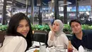 Farhan Rasyid tak pernah ungkap siapa sosok Cybila Valentcya. Aktor berusia 24 tahun ini memang tidak terlalu terbuka tentang kisah asmaranya. Dalam momen ini terlihat Cybila Valentcya dan keluarga Farhan Rasyid sangat dekat. Cybila Valentcya rangkul Farhan Rasyid, momen kebersamaan ini sangat manis bak sepasangan kekasih yang sudah lama menjalin hubungan. (Liputan6.com/IG/@farhanrasyidd)