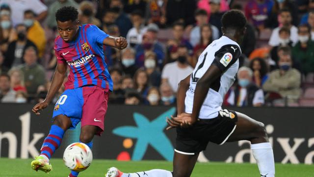 <span>Ansu Fati saat tampil untuk Barcelona melawan Valencia di La Liga Spanyol (AFP)</span>