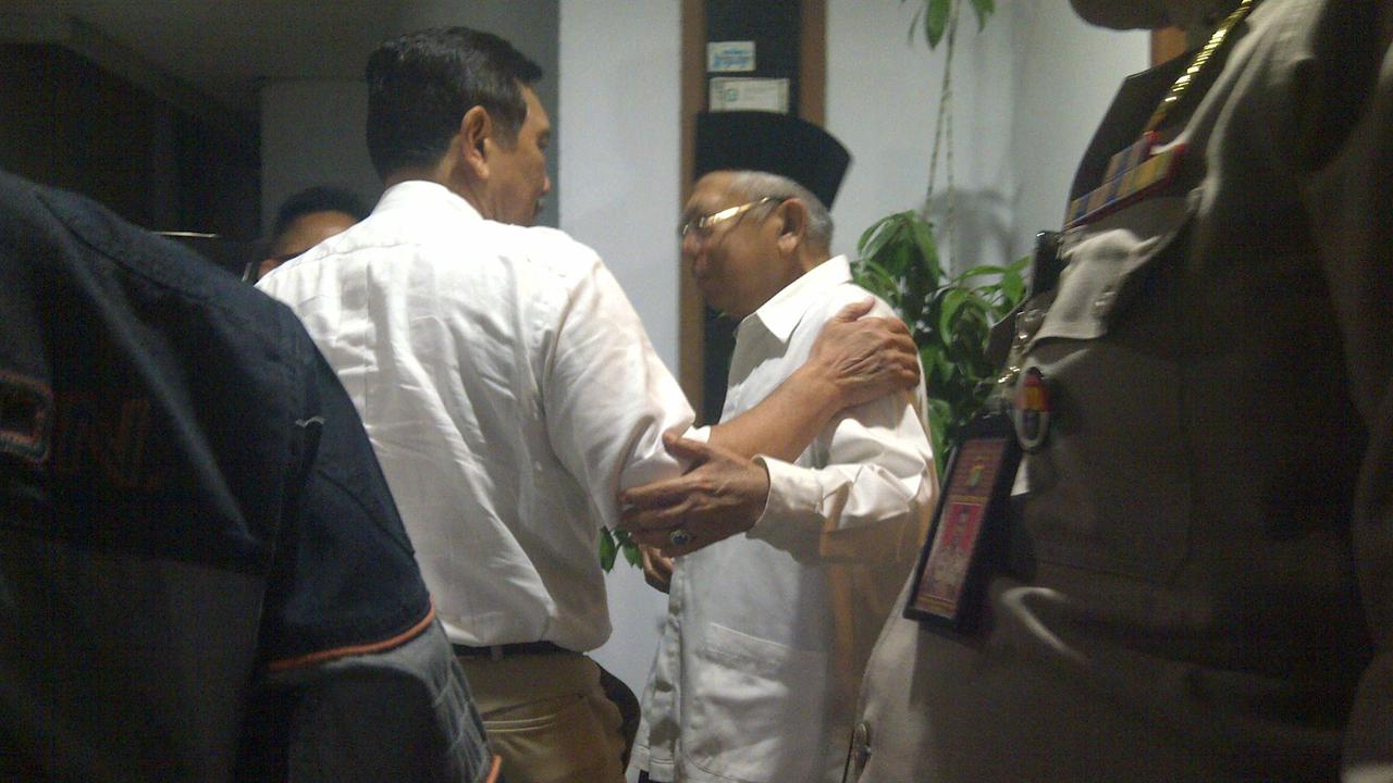 Menteri Koordinator Maritim Luhut Binsar Panjaitan mendatangi rumah Ketua Majelis Ulama Indonesia (MUI) Ma'ruf Amin