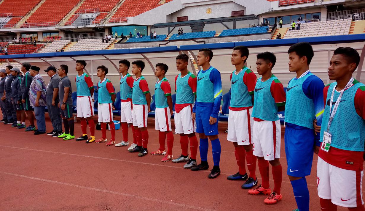 Para pemain dan official Timnas Indonesia U-16 menyanyikan lagu Indonesia Raya sebelum melawan Timor Leste pada laga grup G Piala AFC U-16 di Stadion Rajamangala, Bangkok, Senin (18/9/2017). Timnas Indonesia U-16 menang 3-1. (Bola.com/PSSI)