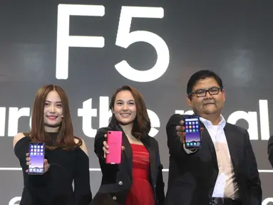 PR Manager Oppo Aryo Meidianto (kedua kanan), Marketing Director Oppo Alinna Wenxin (kiri), Marketing Planning Manager Oppo Suwanto (kanan) dan aktris Chelsea Islan (kedua kiri) menunjukkan Oppo F5, Jakarta, Senin (13/11). (Liputan6.com/Angga Yuniar)