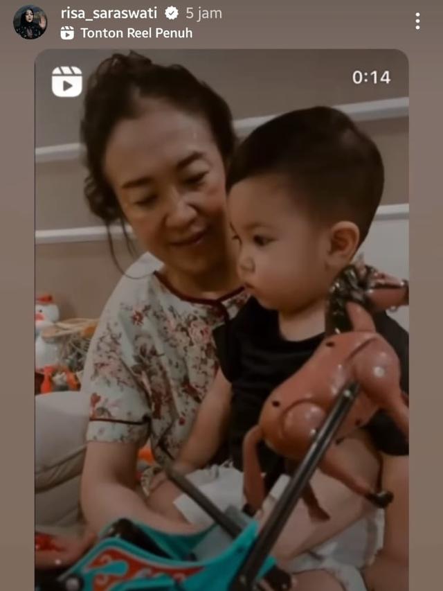 Ibunda Risa Saraswati, Elly Rawilah, bersama cucunya, putra Risa yang bernama Ari. (Instagram @risa_saraswati)