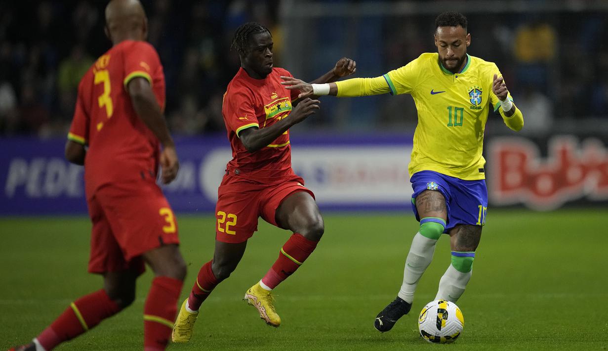 Neymar. Sayap kiri Timnas Brasil berusia 30 tahun yang sejak awal musim 2017/2018 memperkuat PSG ini menjadi salah satu pemain aktif dengan koleksi gol terbanyak di ajang Piala Dunia dengan 6 gol dari total 10 laga dalam 2 edisi Piala Dunia. Rinciannya adalah 4 gol dicetaknya pada Piala Dunia 2014 dan 2 gol lagi dicetaknya pada edisi 2018 di Rusia lalu. Secara keseluruhan, Neymar telah mencetak 75 gol dari 121 laga bersama Timnas Brasil, hanya terpaut 2 gol dengan pemegang rekor gol terbanyak Brasil, Pele dengan 77 gol. (AP/Christophe Ena)