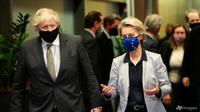 Presiden Komisi Eropa Ursula von der Leyen (kanan) berbicara dengan Perdana Menteri Inggris Boris Johnson sebelum pertemuan di kantor pusat Uni Eropa di Brussel, Rabu, 9 Desember 2020. (Foto: Olivier Hoslet, Pool via AP)
