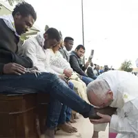 Jelang Paskah, Paus Fransiskus mencium kaki muslim. Ia juga mengecam aksi bom di Brusel, Belgia.