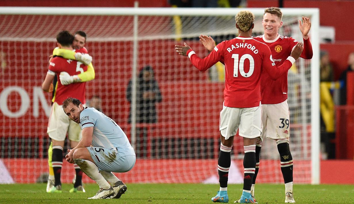 Tak berselang lama laga pun usai. Manchester United berhasil mengalahkan West Ham United 1-0 dan naik ke peringkat ke-4 klasemen sementara Liga Inggris dengan mengoleksi 38 poin, menggeser West Ham United yang turun ke posisi 5 dengan koleksi 37 poin.  (AFP/Oli Scarff)