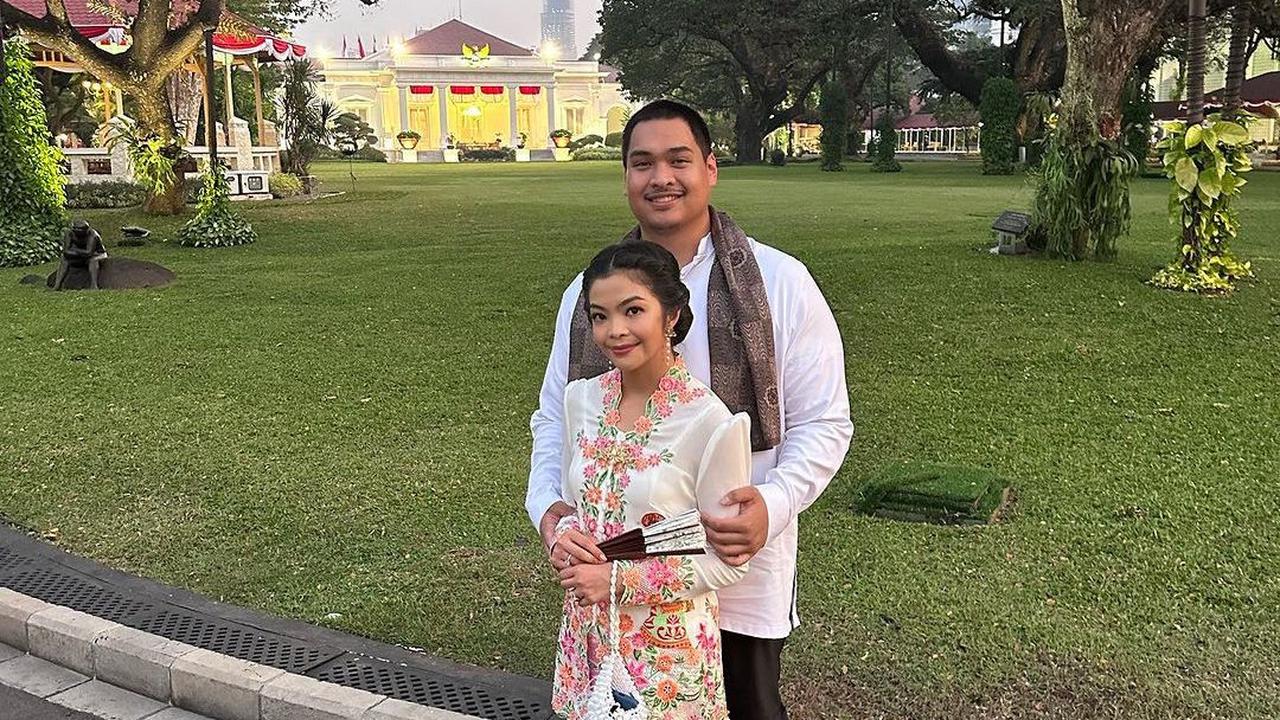 Menpora Antar Istri Jadi Model Kebaya