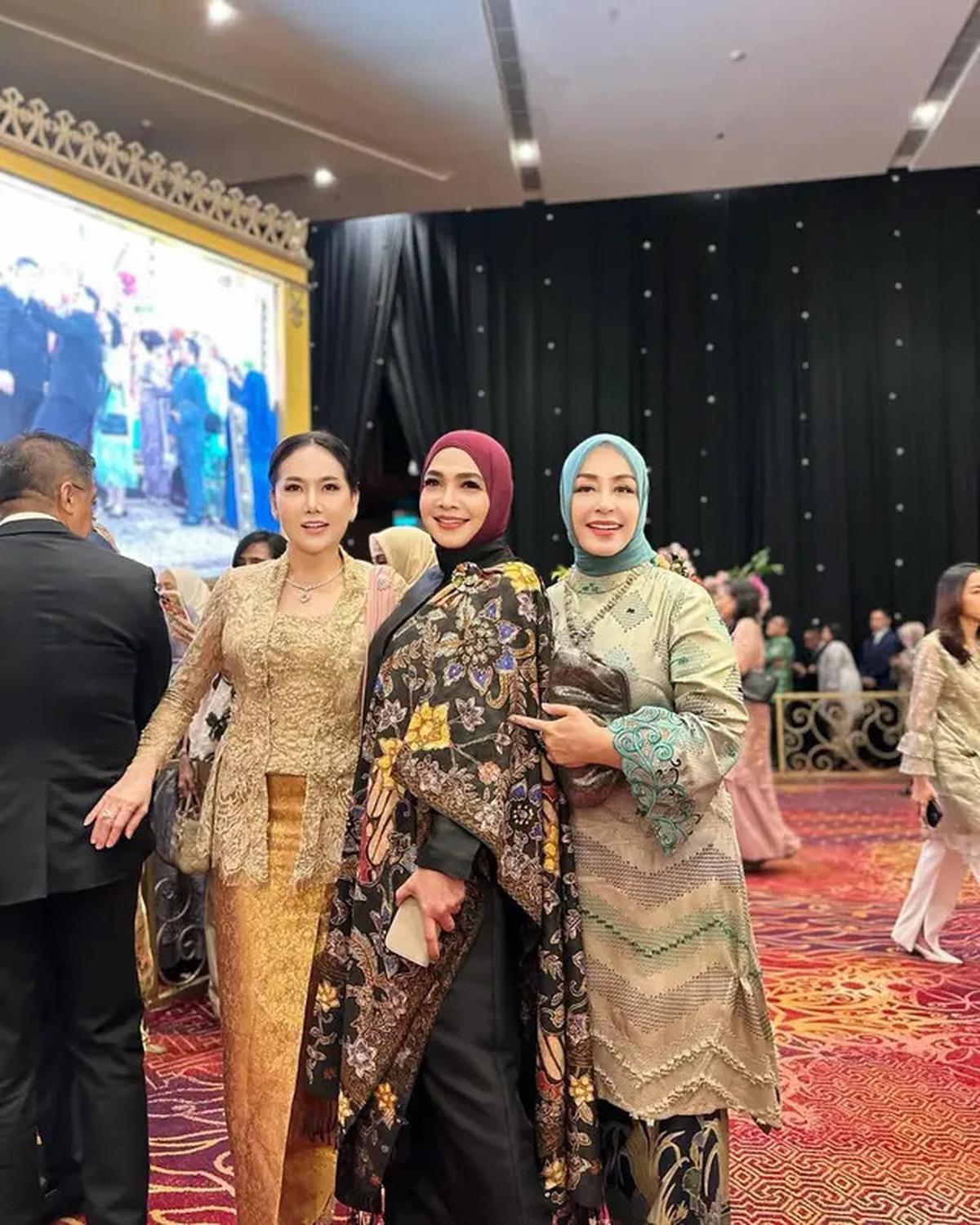 8 Potret Artis Hadir di Pernikahan Anak Bella Saphira, Jadi Ajang Reuni Artis Lawas 90-an