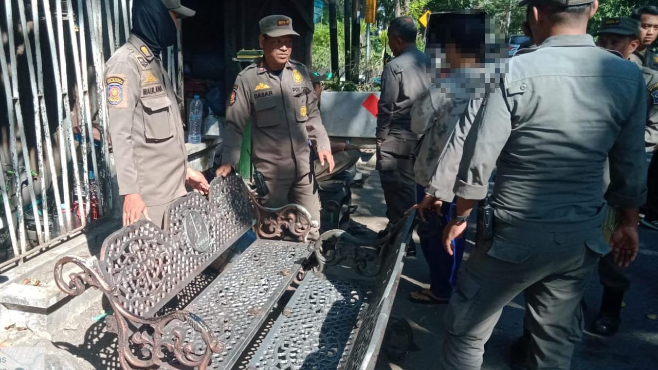 Pemkot Surabaya pasang kursi taman hilang. (Foto: Humas Pemkot Surabaya).