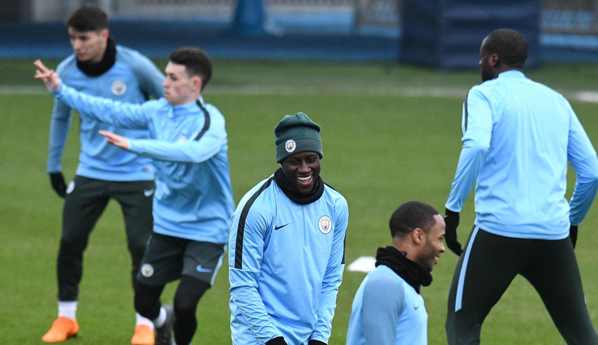 Bek Manchester City, Benjamin Mendy tertawa saat sesi latihan jelang laga Liga Champions di Manchester, Selasa (6/3/2018). Manchester City akan berhadapan dengan FC Basel. (AFP/ Oli Scarff)