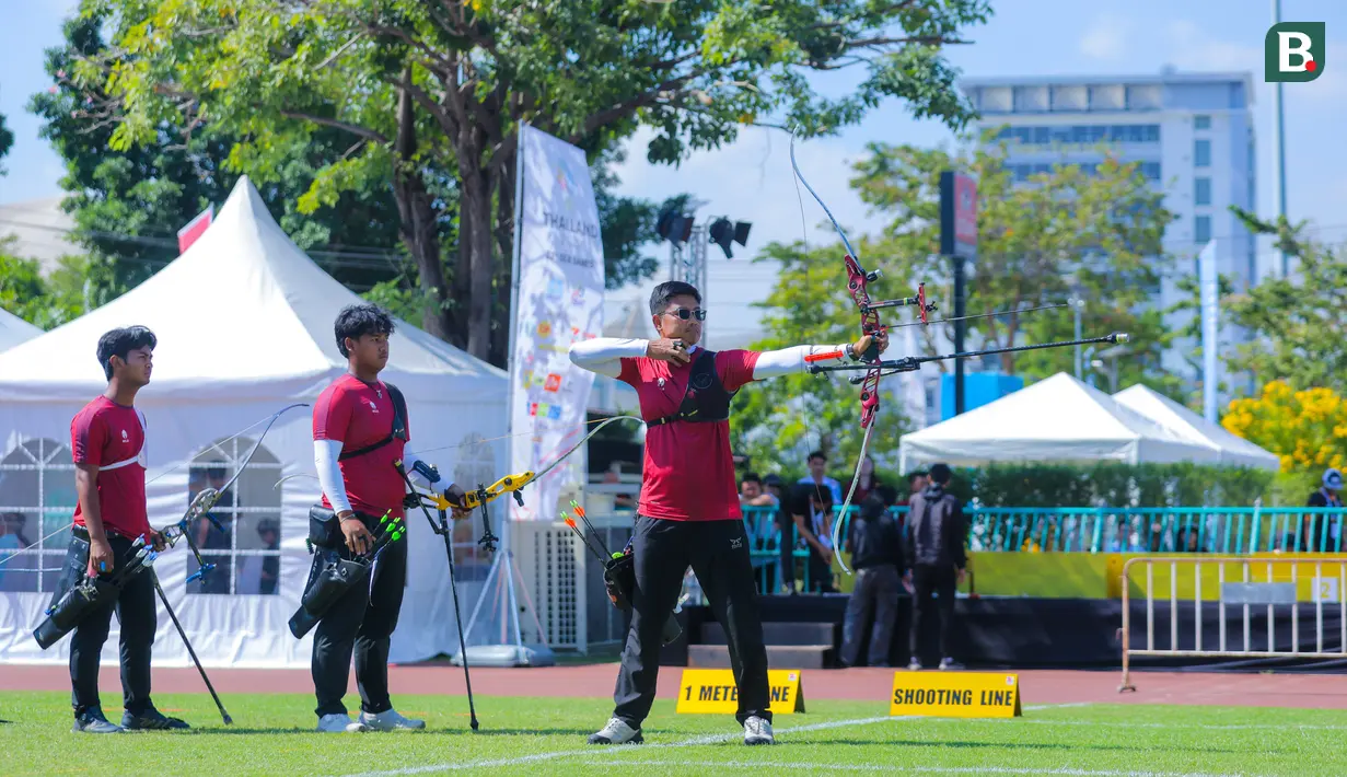 Bertanding di final nomor panahan recurve beregu putra, Indonesia mengalahkan Vietnam 6-0. (Bola.com/Bagaskara Lazuardi)