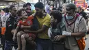 <p>Seorang anak Palestina yang terluka, menangis dan berpegangan pada orang dewasa yang menggendongnya ke rumah sakit. (AP Photo/Abed Khaled)</p>