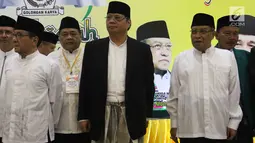 Ketua Umum Partai Golkar Airlangga Hartarto bersama Ketua Umum PBNU Said Aqil Siraj (kanan) menghadiri acara istighosah dengan tema 'Untuk Kemajuan Bangsa dan Negara' di Kantor DPP Golkar, Jakarta Barat, Rabu (28/2). (Liputan6.com/Angga Yuniar)