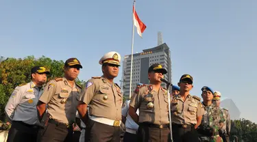 Polda Metro jaya menggelar Apel  "operasi patuh jaya 2015" di lapangan dit lantas Polda metro jaya yang dipimpin kapolda metro jaya Irjen Pol Unggung Cahyono, Jakarta, Rabu (27/5/2015). (Liputan6.com/Herman Zakharia)