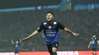 Striker Arema Cronus, Samsul Arif semakin bersemangat menambah pundi-pundi golnya setelah menjebol gawang Persipura Jayapura, Minggu (13/12/2015). (Bola.com/Kevin Setiawan)           