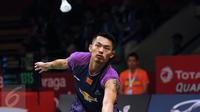 Pebulutangkis unggulan kelima, Lin Dan (Tiongkok) berusaha mengembalikan bola ke Sattawat Pongnairat (USA) di Total BWF Championships 2015, Jakarta, Selasa (11/8/2015). Lin Dan unggul 21-8, 21-11 atas Sattawat Pongnairat. (Liputan6.com/Helmi Fithriansyah)