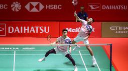 Pebulu tangkis ganada putra Indonesia, Fajar Alfian/Muhammad Rian Ardianto berusaha mengembalikan kok ke arah pasangan China, Xie Hao Nan/Zeng Wei Han pada laga perempat final Indonesia Masters 2025 yang berlangsung di Istora Senayan, Jakarta, Jumat (24/01/2025). (Bola.com/Bagaskara Lazuardi)