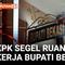 Komisi Pemberantasan Korupsi (KPK) menyegel ruang kerja Bupati Bekasi Ade Kuswara Kunang di kawasan Pemerintahan Kabupaten Bekasi, Kamis malam (18/12). Selain ruang kerja bupati, penyidik juga menyegel tiga kantor dinas di lingkungan Pemerintah Kabup...