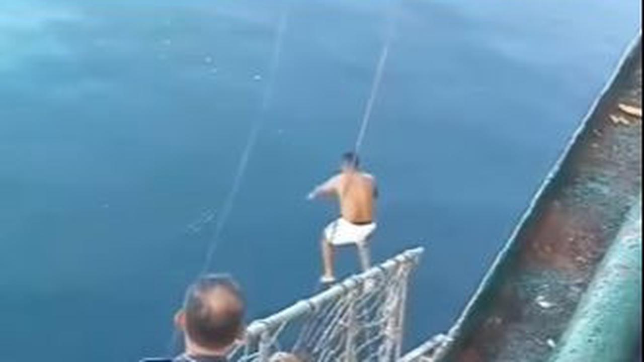 Pria bertelanjang dada dengan sigap lompat ke air laut dan berenang hingga menyelamatkan penumpang.&nbsp;